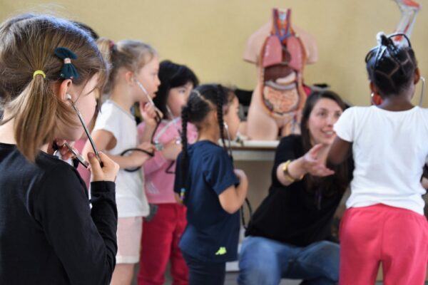 animation sur le corps humain avec enfant mannequin et animatrice