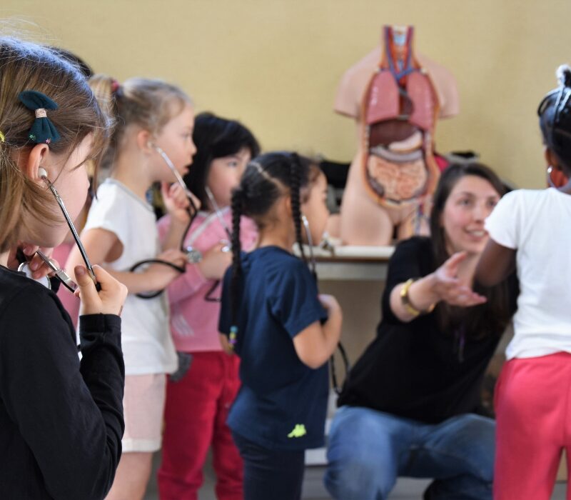 animation sur le corps humain avec enfant mannequin et animatrice